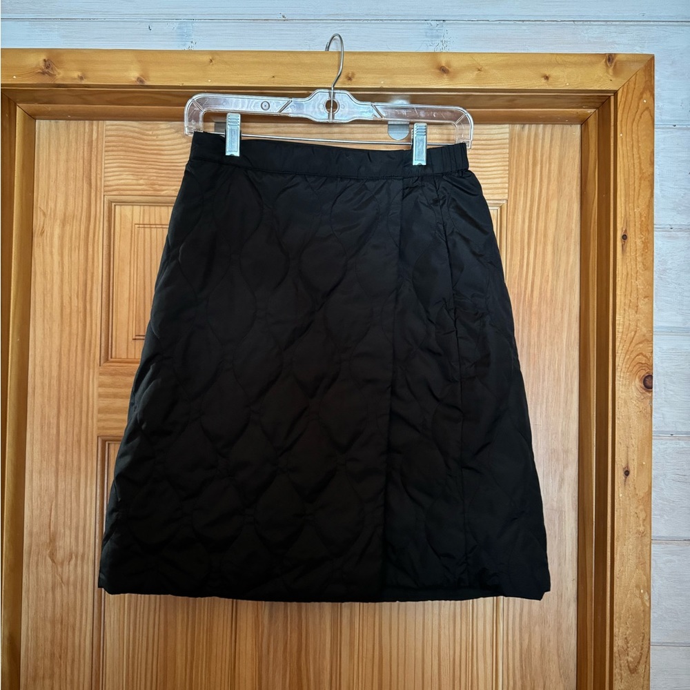Uniqlo quilted skirt size S / M.  Never worn.